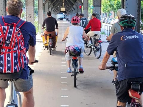 Die Gruppe radelt entspannt zwischen zwei Fahrbahnen entlang der neuangelegten Beete