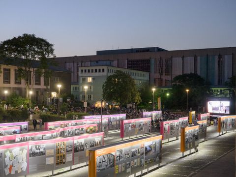 Open-Air-Ausstellung "Revolution und Mauerfall" bei Nacht während des Campus-Kinos