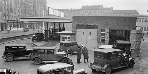 Anstehen der Autos vor der großen Autowaschhalle in der Teltower Straße in Berlin, 1930er Jahre