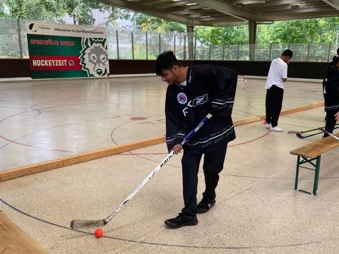 pakistanischer Athlet beim Hockeyspielen