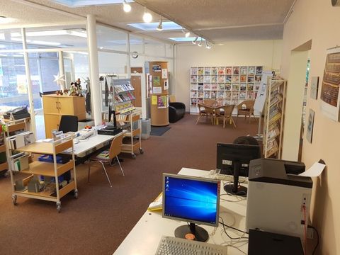 Infotheke und Eingangsbereich der Stadtteilbibliothek Reinickendorf-West