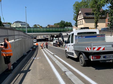 Bildvergrößerung: Bauarbeiten auf einer Straße; es wird an einer Radverkehrsanlage gearbeitet.