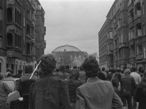 Sprengung des Gasometers in Ost-Berlin (Prenzlauer Berg) am 28. Juli 1984. 