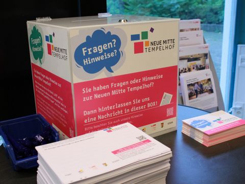 Einwurfbox-Infostand