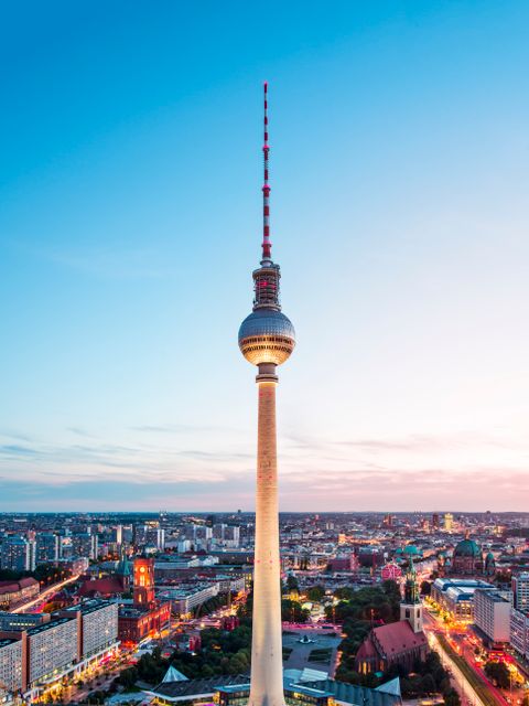 Fernsehturm bei Sonnenaufgang mit Berlin-Stadtansicht