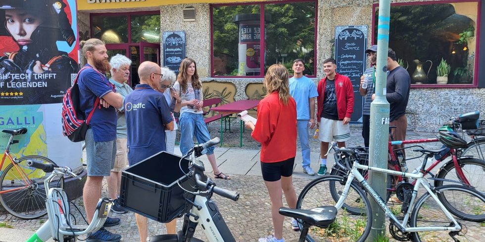 Am Lausitzer Platz finden sich die interessierten Radler*innen zusammen, die Räder werden verteilt