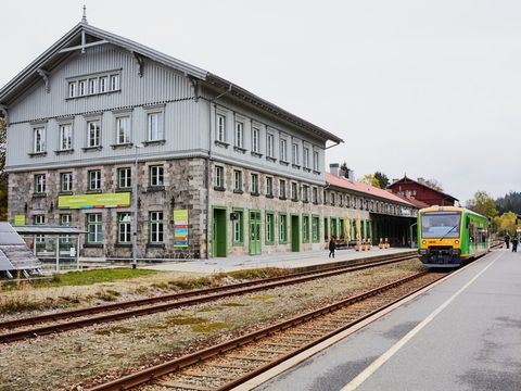 Blick auf den Bahnhof Bayerisch Eisenstein mit der Waldbahn