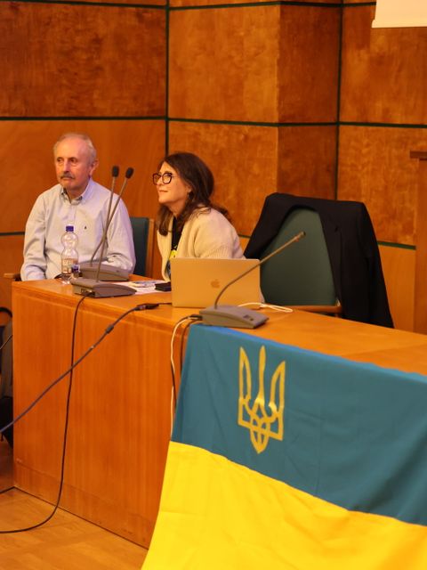 6. November 2024: Olga Pischel und Ehemann Dr. Uwe Hölling auf dem Podium des Alten BVV-Saals