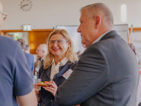 Bildvergrößerung: Gäste des RegioTalks beim Networking