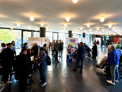 Zahlreiche Besucher der Wanderausstellung im Dienstgebäude in der Yorkstraße