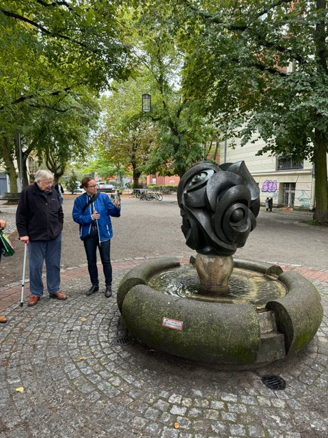 Bildvergrößerung: Bezirksstadträtin Schrod-Thiel und Dr. Ketterer am Blütenbrunnen. 