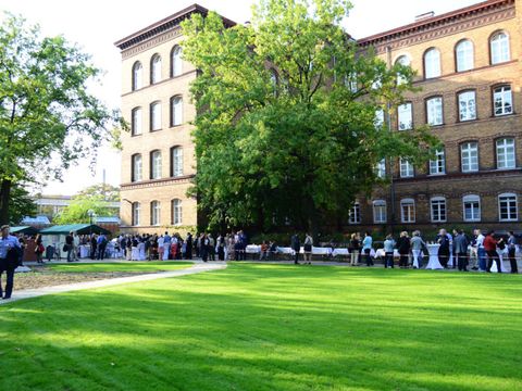 Gäste des Sommerfestes auf dem Innenhof der Akademie 