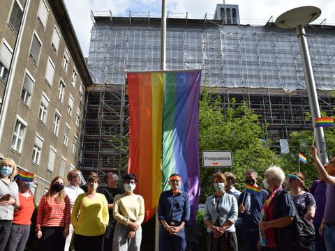 Hissen der Regenbogenfahne vor dem Rathaus Tiergarten