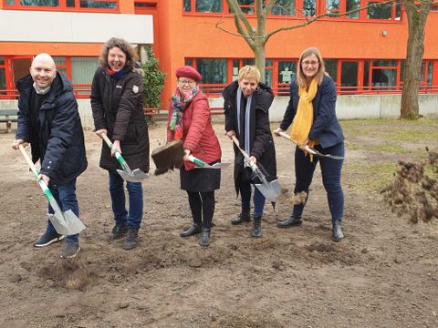 Bildvergrößerung: Spatenstich für den neuen Außenbereich des Kinder- und Jugendzentrums comX