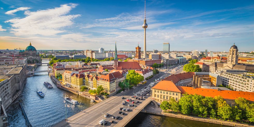 Berlin-Skyline-Panorama mit Spree Fluss bei Sonnenuntergang