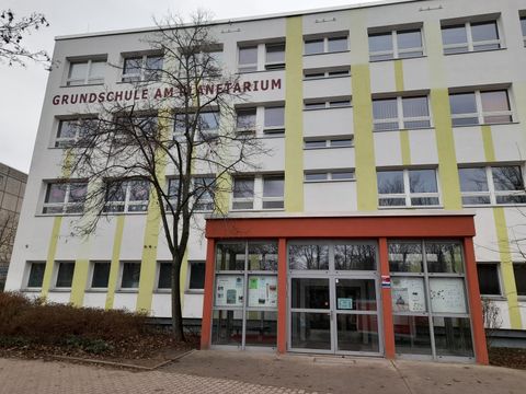 Eingang der Grundschule am Planetarium