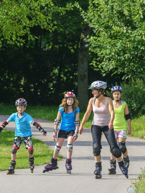 Familie beim Inline-Skaten