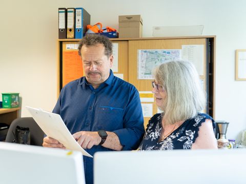 AOD Leiter Thomas Kolb im Gespräch mit Kollegin in Leitzentrale