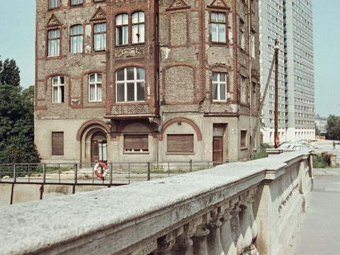 Berlin-Mitte, alte Bausubstanz vor einem Hochhausneubau auf der Fischerinsel