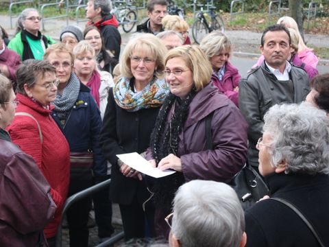 Bildvergrößerung: Angelika Schöttler begrüßt Ihre Gäste am S-Bahnhof Lichtenrade 