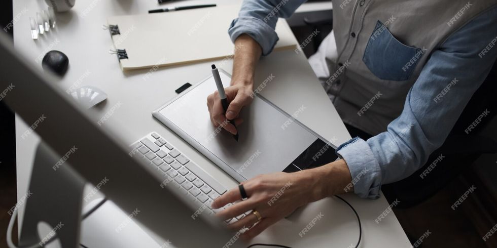 am PC arbeitende Person von oben