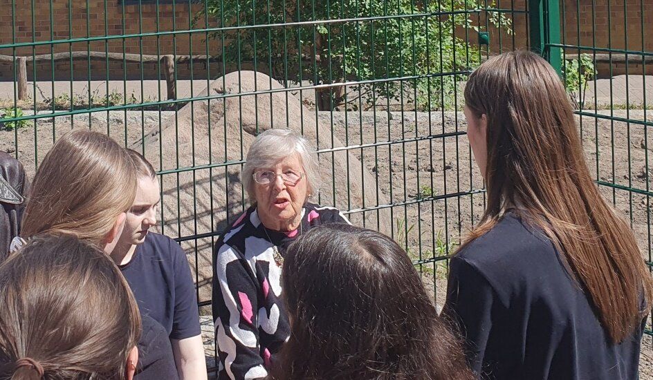 Helga Arndtheim Melmed mit Kindrn und Jugendlichen des KJP 