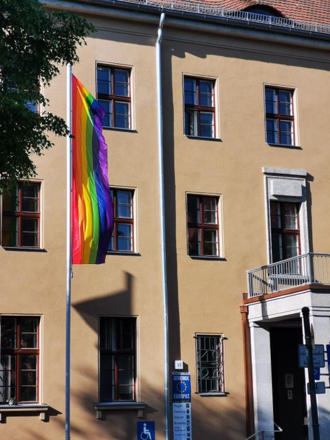 Bildvergrößerung: Zum Anlass des IDAHOBIT weht die Regenbogenflagge vor dem Rathaus Zehlendorf