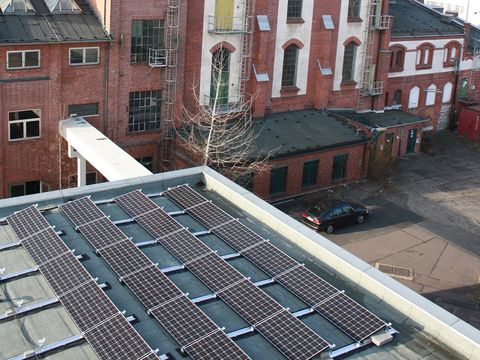 Glasbläserei in Pankow mit Solarmodulen auf dem Dach