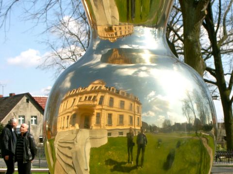 Das Schloss Ribbeck als Spiegelbild in einer übermannsgroßen Vase