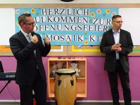 Bildvergrößerung: Bezirksbürgermeister Oliver Igel und Stellv. Bezirksbürgermeister Gernot Klemm bei der Eröffnung der Mosaik-Kita in Adlershof