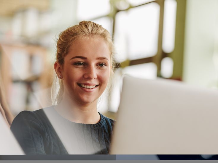 Eine Studentin arbeitet an einem Bildschirm 