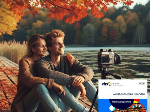 Ein junges Paar sitzt auf einem Bootssteg und beobachten den herbstlichen Sonnenuntergang, Malkasten, Stativ und Kamera sind neben dem Paar.