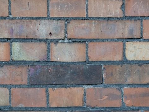 Backsteinwand, Außengelände des ehemaligen Fachkrankenhauses für Neurologie und Psychiatrie Herzberge