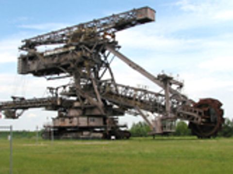 Ein Schaufelbagger "SRs1399" in Ferropolis auf einer großen Wiese