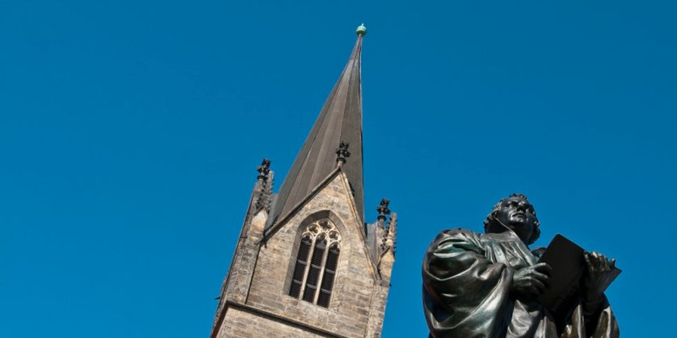 Blick auf das Lutherdenkmal vor der Kaufmannskirche in Erfurt