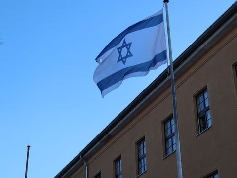 Januar 2024: Israel-Staatsflagge weht als Zeichen der Solidarität vor dem Rathaus Zehlendorf