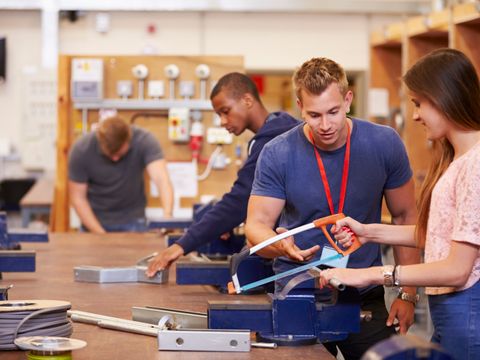 Studenten machen Ausbildung zum Elektriker