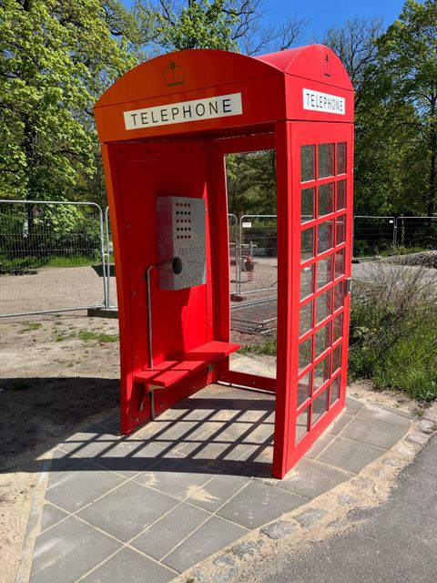 Telefonzelle auf dem Weltspielplatz