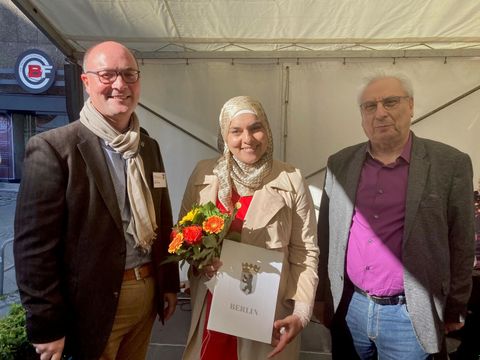 Bildvergrößerung: Ehrenamtspreis 2022 - Berliner Frauenforum, stellvertretend Frau Amal Alaydie - Platz 2