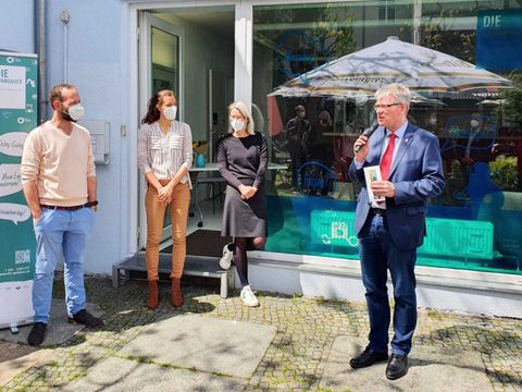 Bildvergrößerung: abgebildete Personen vor den Räumlichkeiten der Freiwilligenagentur v.l.n.r.: Team der Freiwilligenagentur Herr Banffy, Frau Hennings, Frau Corogil und Bezirksbürgermeister Kleebank 