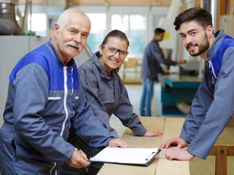 Arbeiter:innen besprechen sich