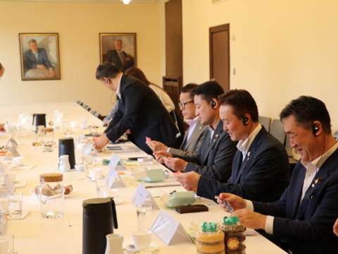 die japanische Delegation erhält als freundschaftliche Geste kleine Buddy-Bären als Gastgeschenk