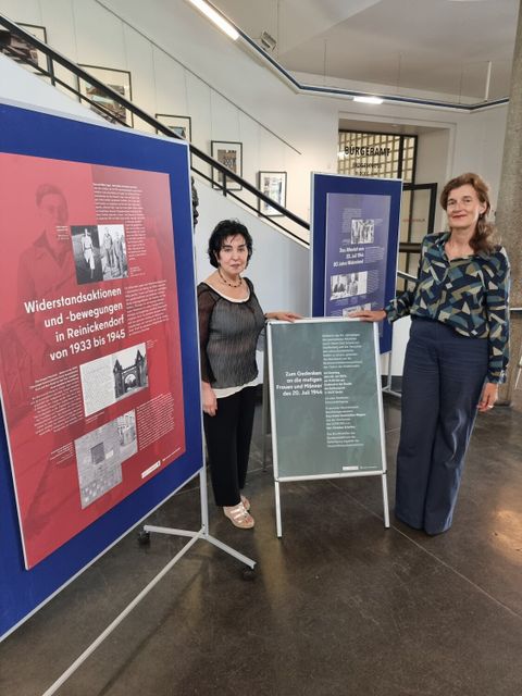 Bildvergrößerung: Zwei Infotafeln im Foyer des Rathaus Reinickendorf erinnern an die Ereignisse des 20. Juli 1944.