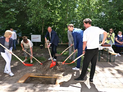 Spatenstich fuer die Sanierung und Erweiterung der Kita Raupe Nimmersatt