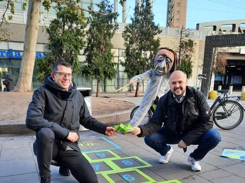 Bildvergrößerung: Volker Ahlefeld, Centermanager der Spandau Arcaden und Bezirksstadtrat Frank Bewig beim neuen Himmel und Hölle-Mülleimer