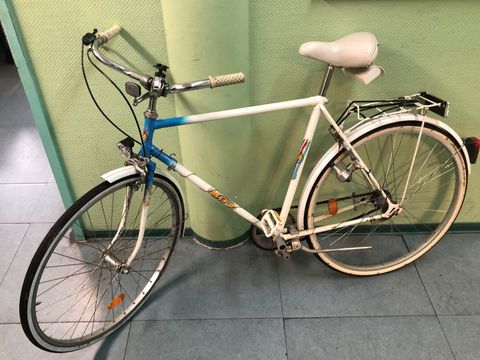 Weiß-blaues Herrenfahrrad