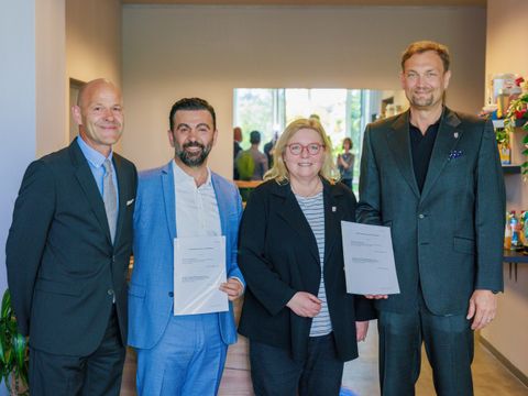 Bildvergrößerung: Gruppenfoto der Unterzeichnung vom neuen Bürgeramtsstandort mit Dr. Carola Brückner, Herr Kutbettin Eroglu und Gregor Kempert,