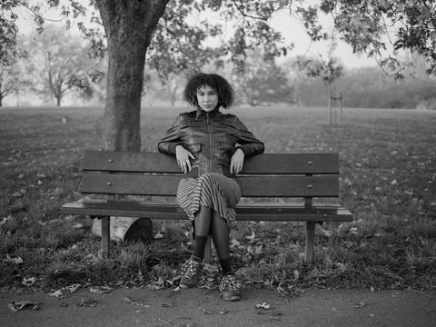 Schwarzweißfoto von Antonia Adomako auf einer Bank im Park