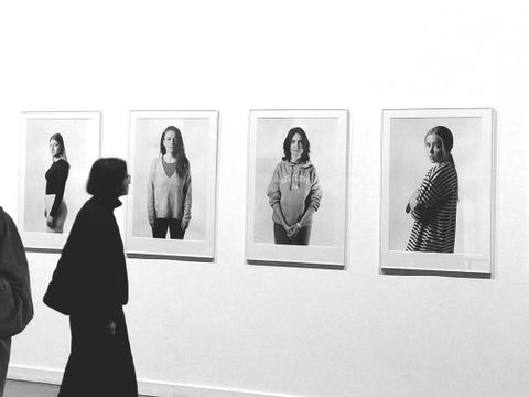 Schwarz-weiß Foto einer Besucherin in einer Fotoausstellung