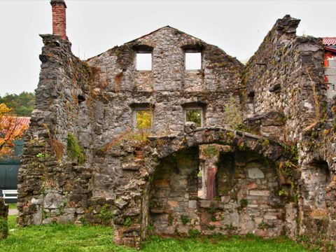 Bildvergrößerung: Ruinen eines Hauses aus Stein